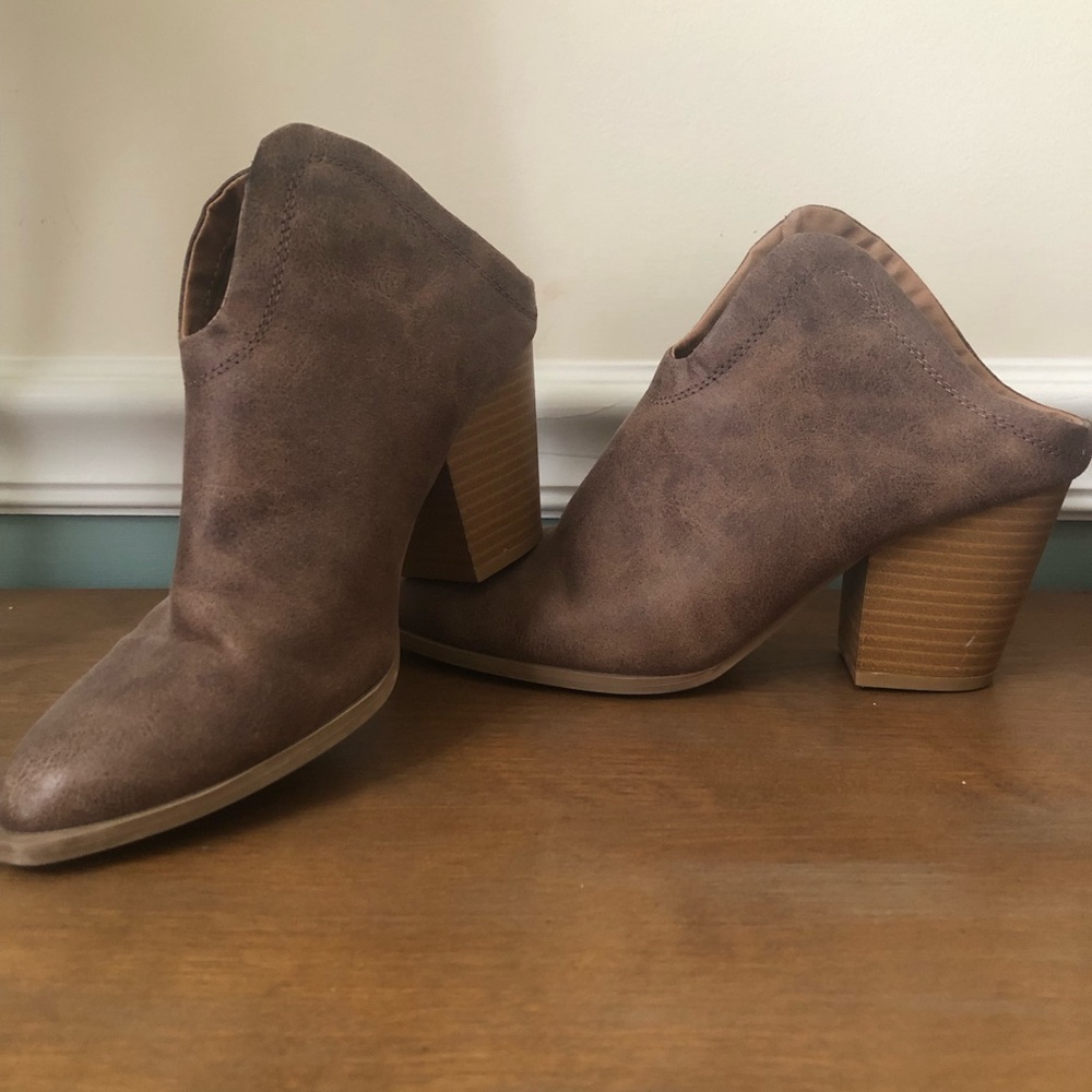 Qupid closed toes slip on ankle booties
